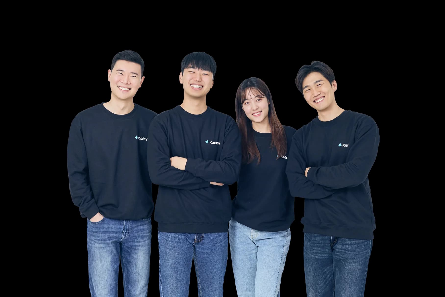 캐츠비 팀원 넷이 나란히 선 단체 사진